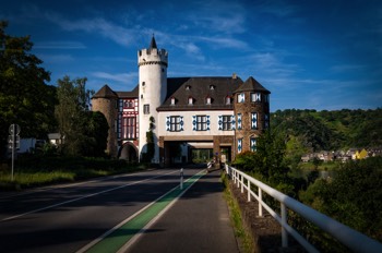  Durchfahrt der Hauptstraße durch die Burganlage 